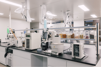 花西子獲新華網(wǎng)“科研創(chuàng)新優(yōu)秀案例”，以研發(fā)驅(qū)動引領(lǐng)中國彩妝高質(zhì)量發(fā)展