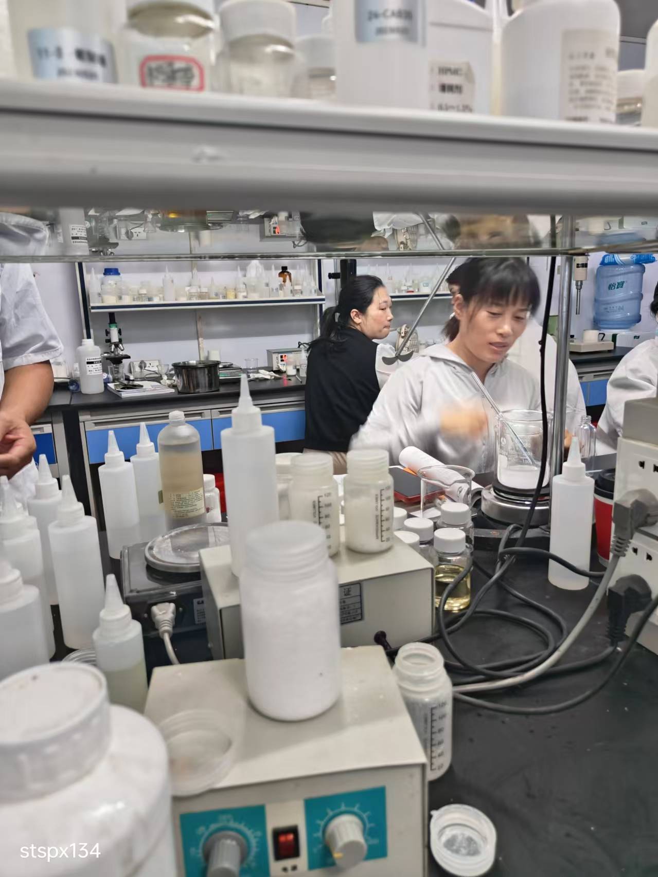 化妝品配方師技術(shù)培訓(xùn)與證書考取指南 解鎖護膚品研發(fā)的實操課程與報名流程